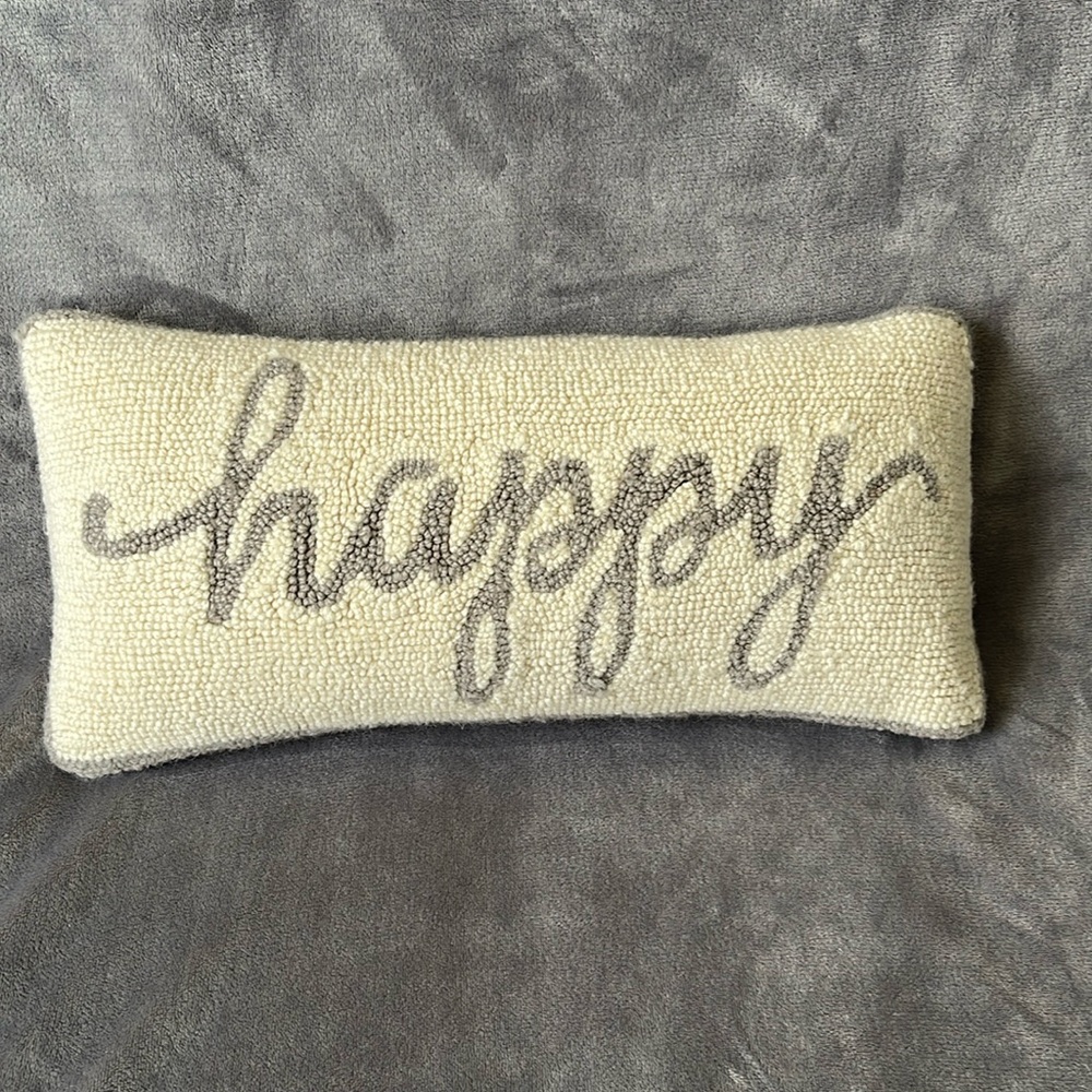 HAPPY PILLOW